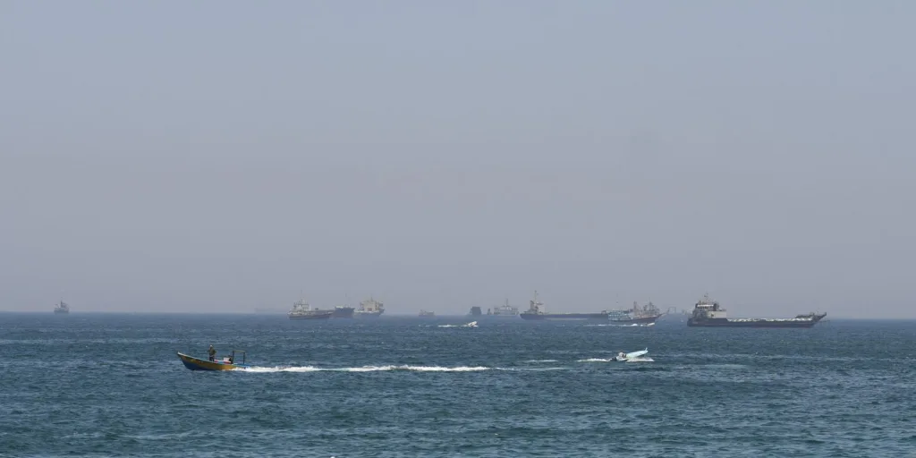 EUA lançam novos ataques ao Irã; forças iranianas fecham Ormuz