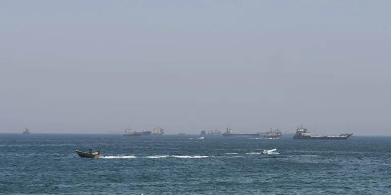 EUA lançam novos ataques ao Irã; forças iranianas fecham Ormuz