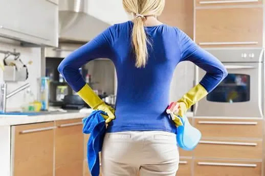 Diarista ou empregada doméstica? Entenda quando a carteira assinada é obrigatória