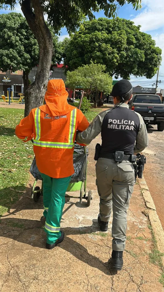 Gari da Comurg recolhe livros durante a varrição e ajuda esposa a se tornar oficial da Polícia Militar