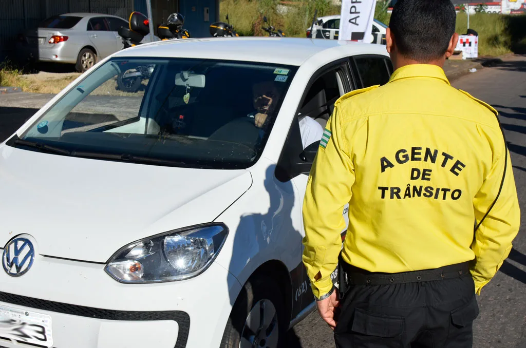 Vereadores aprovam PL que autoriza uso de spray de pimenta e arma de choque por agentes de trânsito