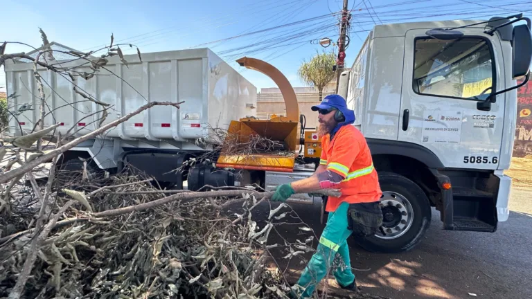 Caminhões trituradores da Comurg aceleram recolhimento de galhos após podas