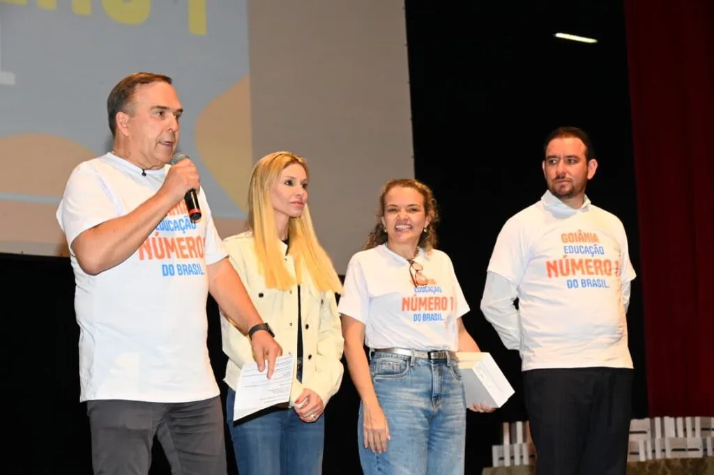 Prefeito Sandro Mabel entrega 380 tablets a alunos premiados pelo Estudante Excelência 2026