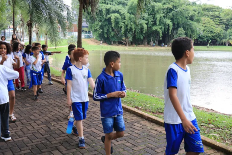 Estudantes participam de atividades de educação ambiental no Parque Areião