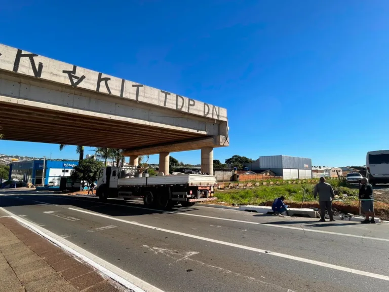Após consulta à população, Prefeitura inicia readequação viária na Avenida Castelo Branco com entrega prevista para 60 dias