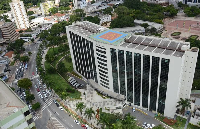 Governo de Goiás antecipa pagamento dos servidores - Palácio Pedro Ludovico em panorâmica plongée durante o dia