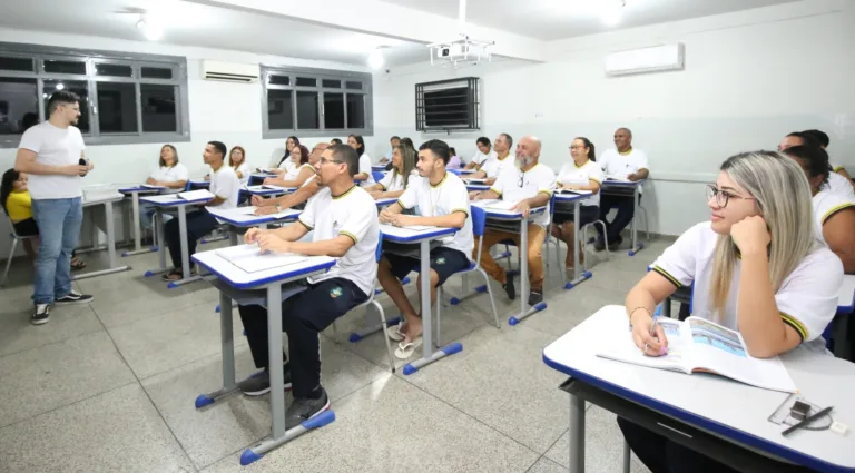 Matrículas para EJA poderão ser feitas a partir do próximo dia 22 - professor e alunos em sala de aula da EJA