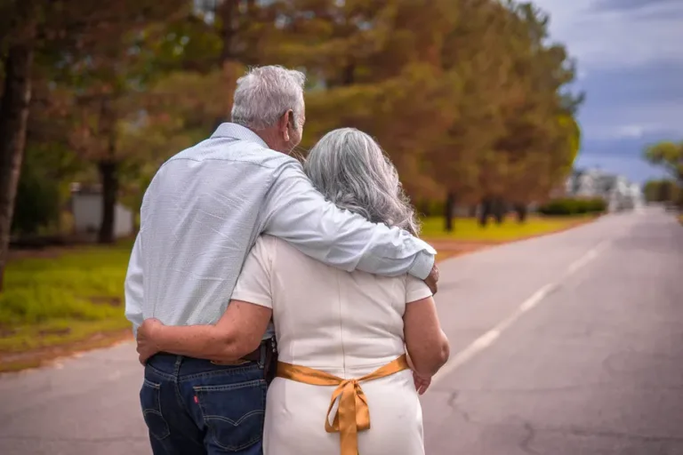 Namoro grisalho: morar junto após os 60 anos pode gerar efeitos de casamento? Confira dicas