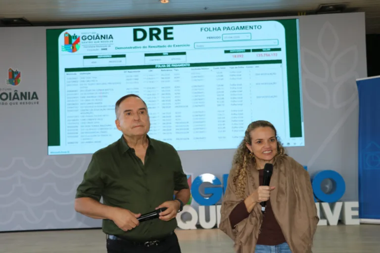 Mabel acompanha gestão das unidades educacionais em reunião com diretores de escolas e Cmeis
