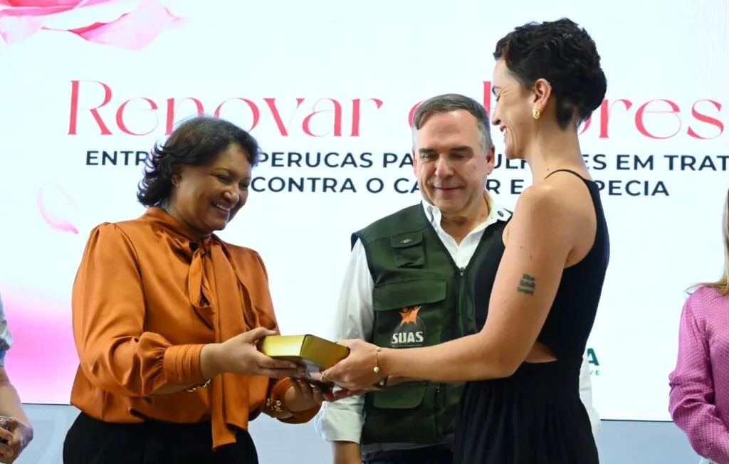 Prefeito Sandro Mabel entrega perucas a mulheres em tratamento oncológico