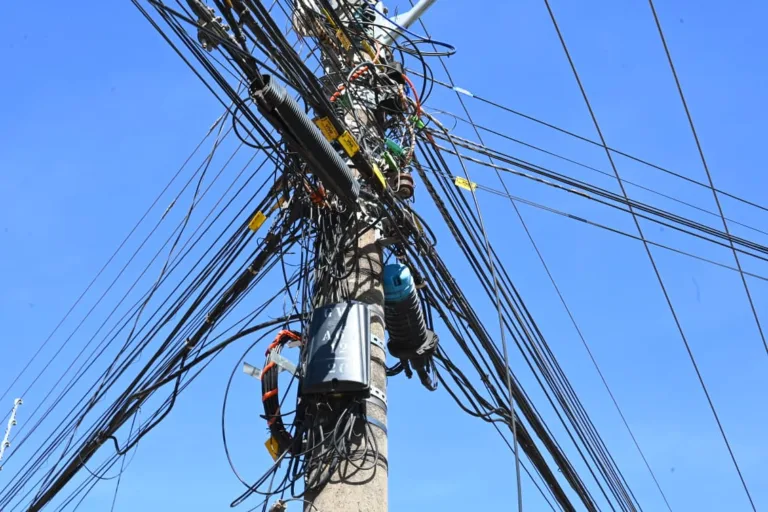Empresas de telefonia, internet e energia que deixarem fios soltos podem ser multadas em até R$ 40 mil