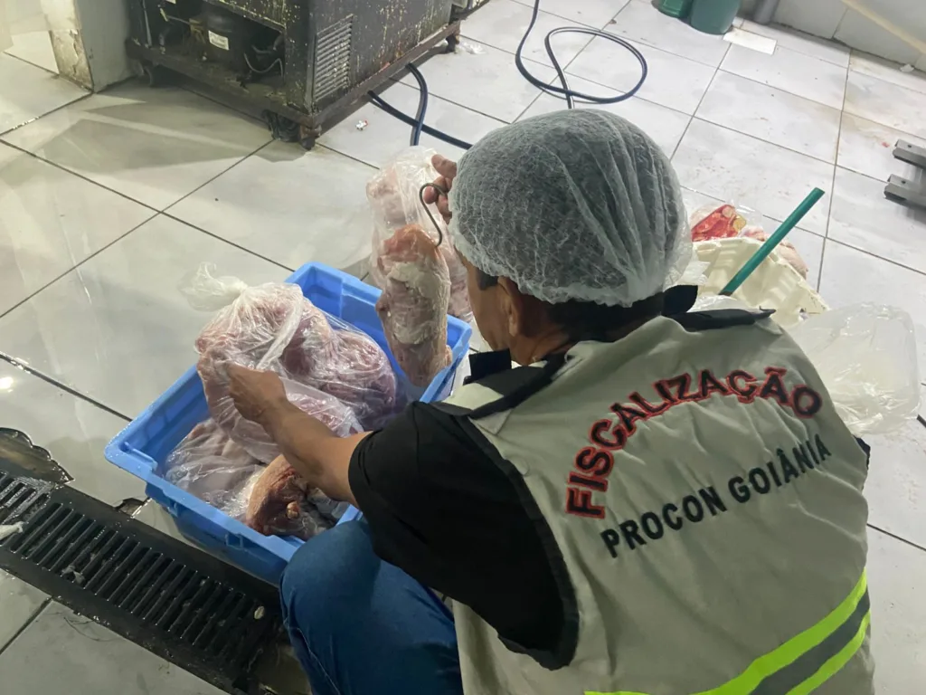 Procon Goiânia autua supermercado por venda de carnes vencidas e açougue em situação insalubre