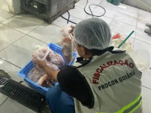 Procon Goiânia autua supermercado por venda de carnes vencidas e açougue em situação insalubre