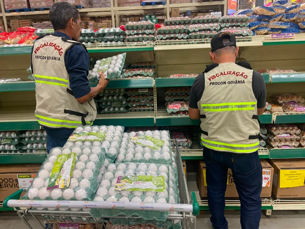 Procon Goiânia autua supermercado por venda de 92 cartelas de ovos vencidos