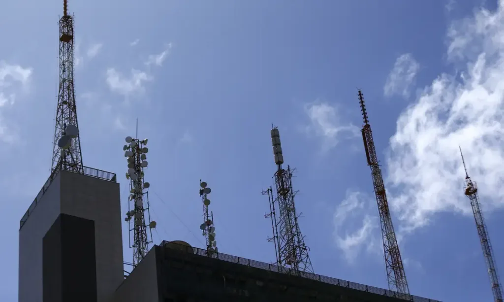 Supremo derruba exigência de licença ambiental para antenas de telefonia em Goiás