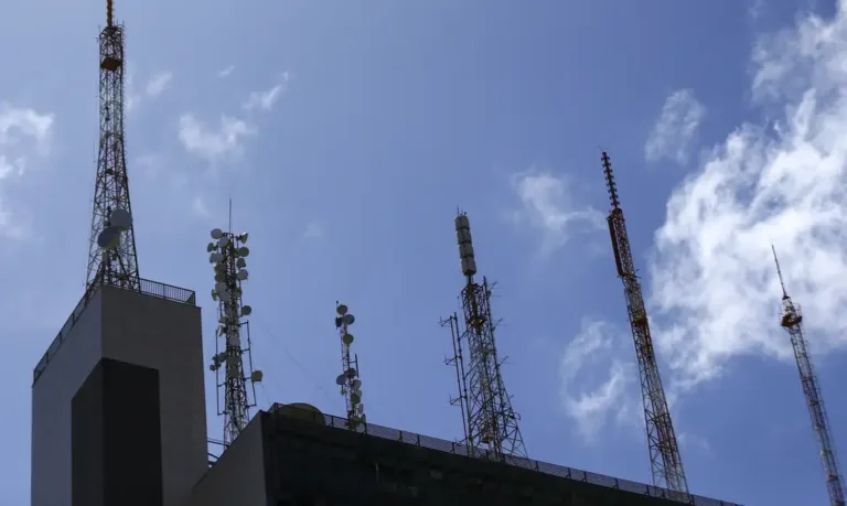 Supremo derruba exigência de licença ambiental para antenas de telefonia em Goiás