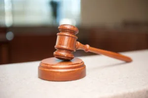 Servidora em licença nos EUA obtém liminar para preservar vínculo funcional e evitar PAD
