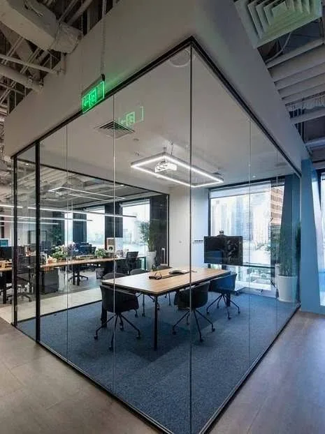 Empresa terá de indenizar trabalhadora exposta a constrangimento em “sala de vidro”