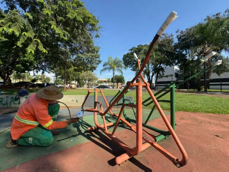 Comurg realiza manutenção de praças em diferentes regiões de Goiânia