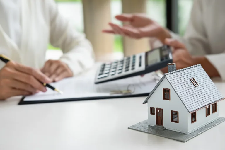 Construtora terá de restituir integralmente valores pagos por consumidor após atraso na obra