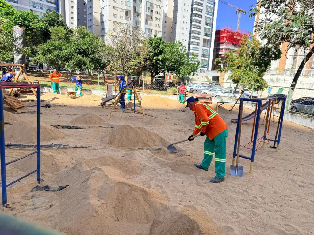 Prefeitura substitui areia do parquinho da Praça das Artes