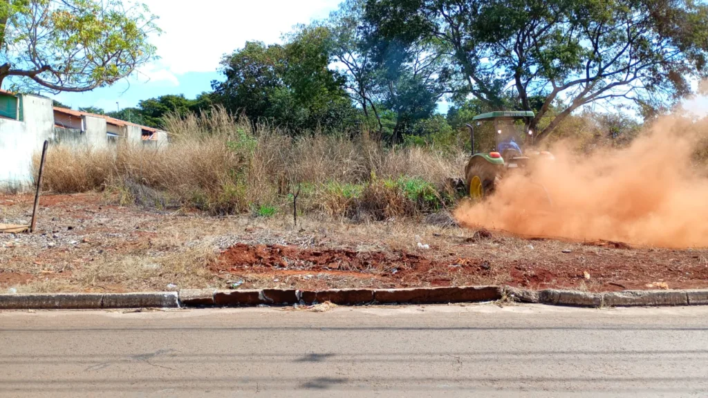 Para evitar lixo, mato alto e doenças, Comurg limpa 133 lotes autuados pela prefeitura