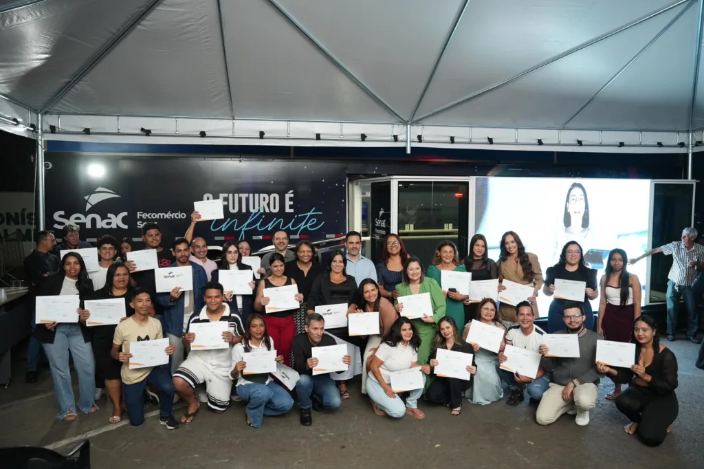 Primeiros alunos da Caravana do Emprego e Renda recebem certificados