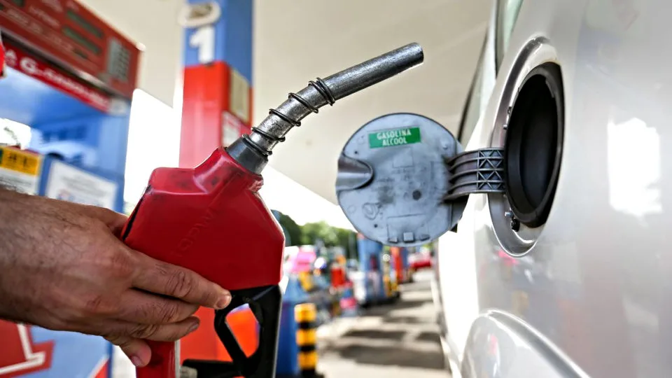 Governo começa a retirar subsídios dos combustíveis após queda do preço do petróleo