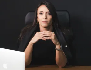 Hélida Moura apresenta artigo sobre crime de desobediência e direitos humanos em congresso internacional
