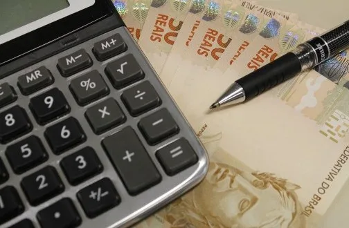 Juiz mantém Tabela Price em contrato com alienação fiduciária e afasta alegação de juros sobre juros