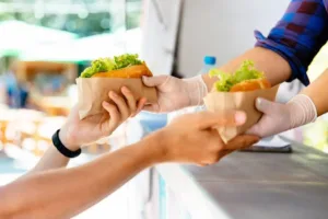 Juiz suspende ordem de retirada de food truck que funciona há mais de 15 anos em Rio Quente