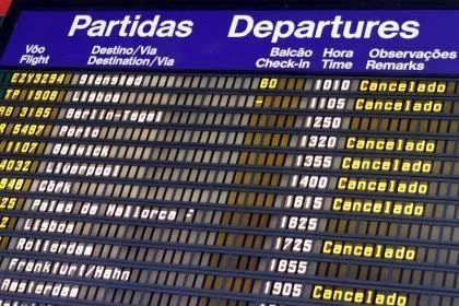 Latam é condenada a indenizar passageiros por atraso de dez horas após cancelamento de voo