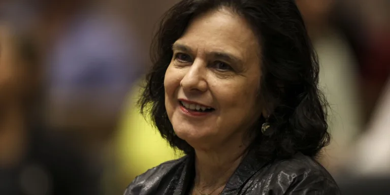 Nísia Trindade lança livro sobre bastidores da covid-19