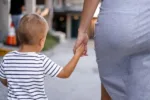 Pobreza: Mães solo perdem filhos mais rápido para adoção, diz CNJ