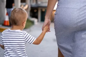 Desigualdade social aumenta risco de mães perderem a guarda, aponta estudo