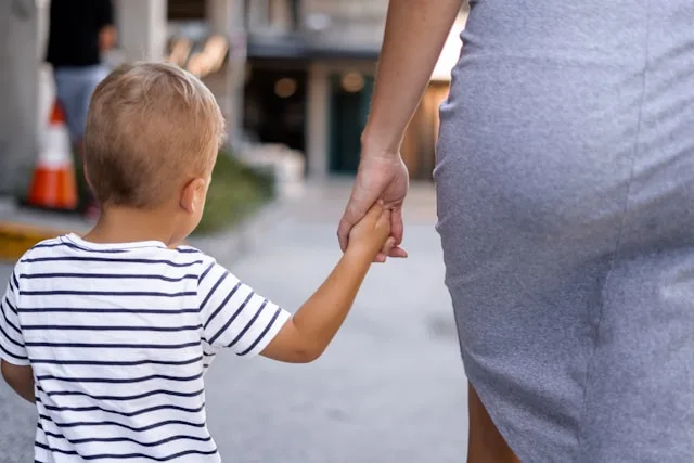 Desigualdade social aumenta risco de mães perderem a guarda, aponta estudo