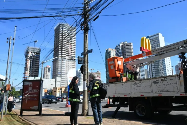 Operação Cidade Segura se aproxima de 120 km de rede aérea regularizada em Goiânia