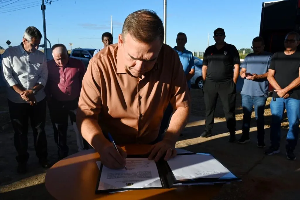 Mabel autoriza extensão de rede para iluminação na Avenida Bela Vista, no Vale das Pombas