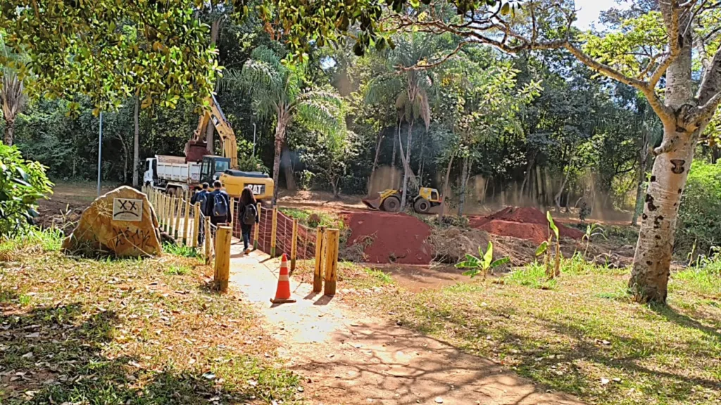 Prefeitura de Goiânia realiza desassoreamento dos lagos e abre aceiros no Parque Carmo Bernardes e na Marginal Barreiro