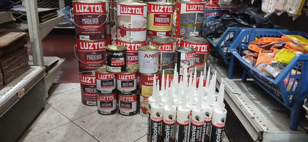 Procon Goiânia autua loja de ferragens por vender 79,5 litros de esmalte e 21 silicones vencidos