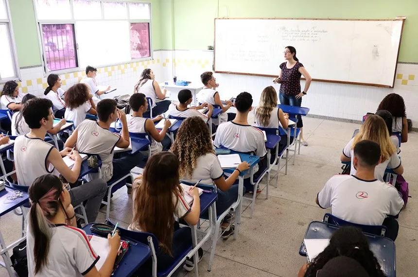 Lei publicada no Diário Oficial garante licença remunerada para pós-graduação de professores da rede pública