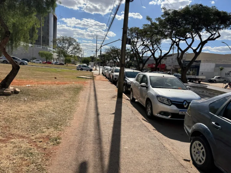Ação educativa da SET orienta motoristas sobre proibição de estacionar em canteiros centrais