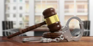 Réus absolvidos: alegação genérica de monitoramento policial não justifica busca e ingresso domiciliar
