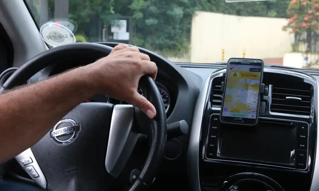 Liberdade para definir rotina e aceitar corridas afasta vínculo de emprego de motorista de aplicativo