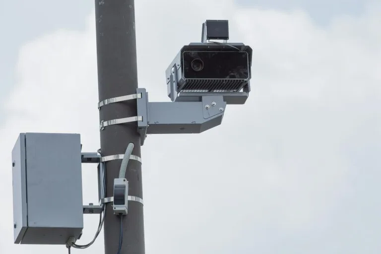 Projeto de lei anula multa de radar de velocidade escondido ou sem sinalização visível