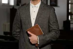 Projeto em tramitação na Câmara agrava pena de criminoso que fingir ser pastor religioso
