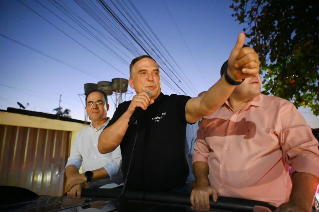 Prefeito Sandro Mabel entrega novo asfalto em 86 ruas da Região Central