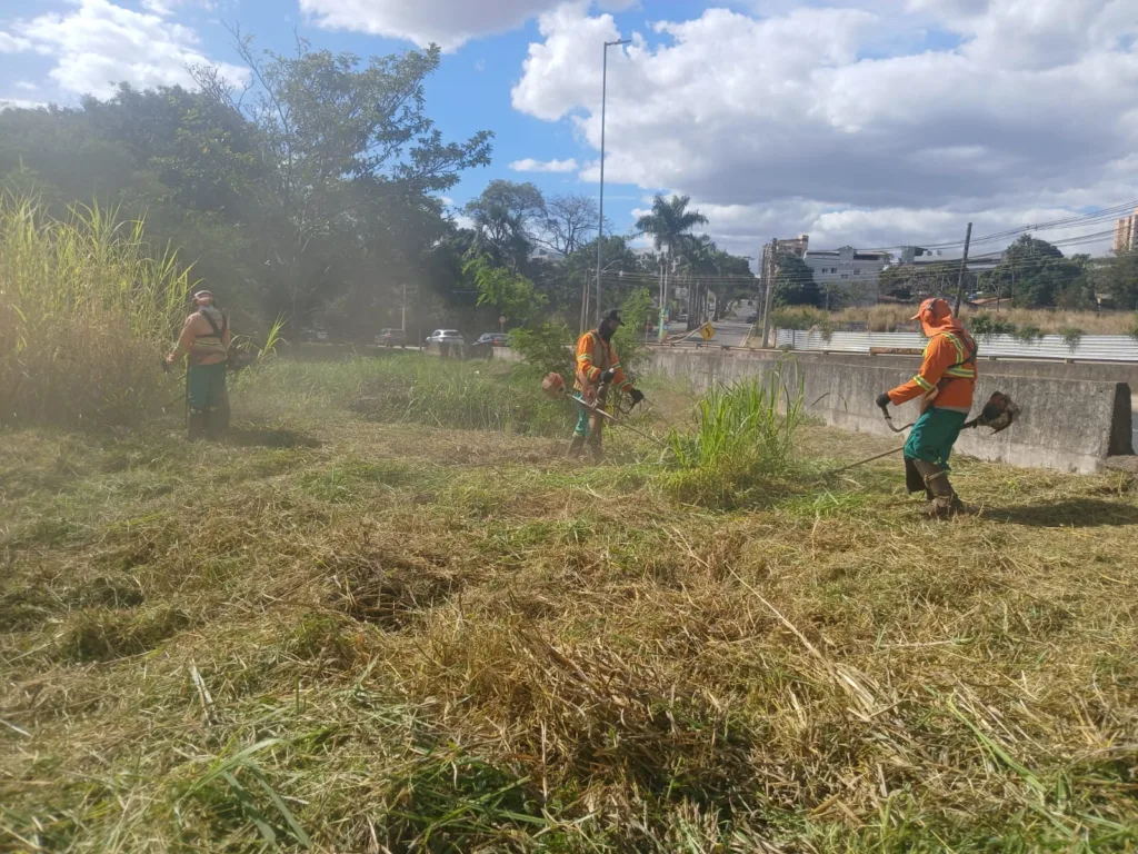 Comurg realiza limpeza preventiva em 14km do Córrego Botafogo