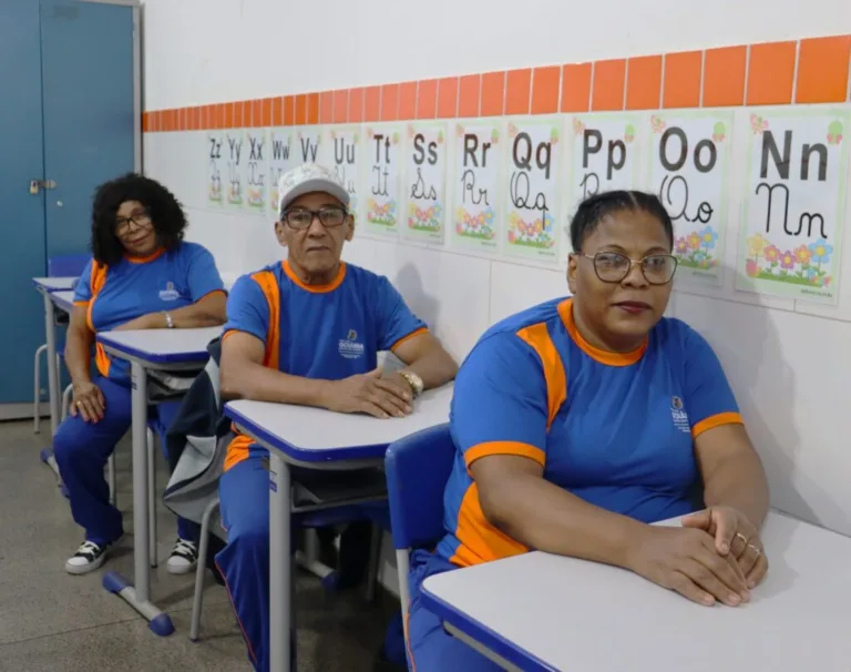 Educação de jovens e adultos da Prefeitura transforma trajetória de família que voltou a estudar na mesma sala