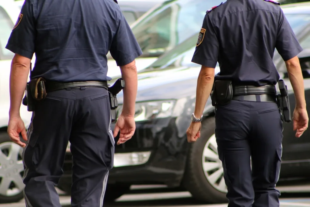 Policiais que teriam supostamente sentido odor de maconha não foram ouvidos, e juiz anula busca veicular